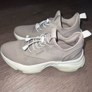 Steve Madden sneaker